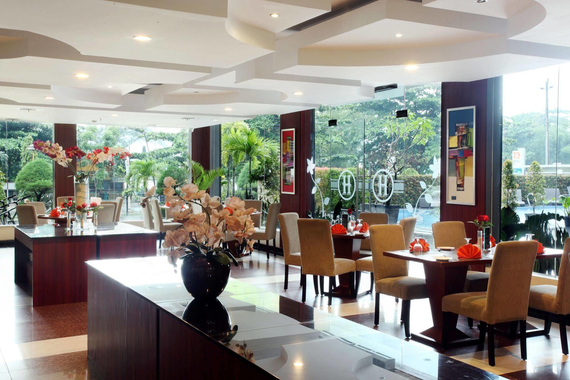 Grand Hatika Hotel Tanjung Pandan Luaran gambar