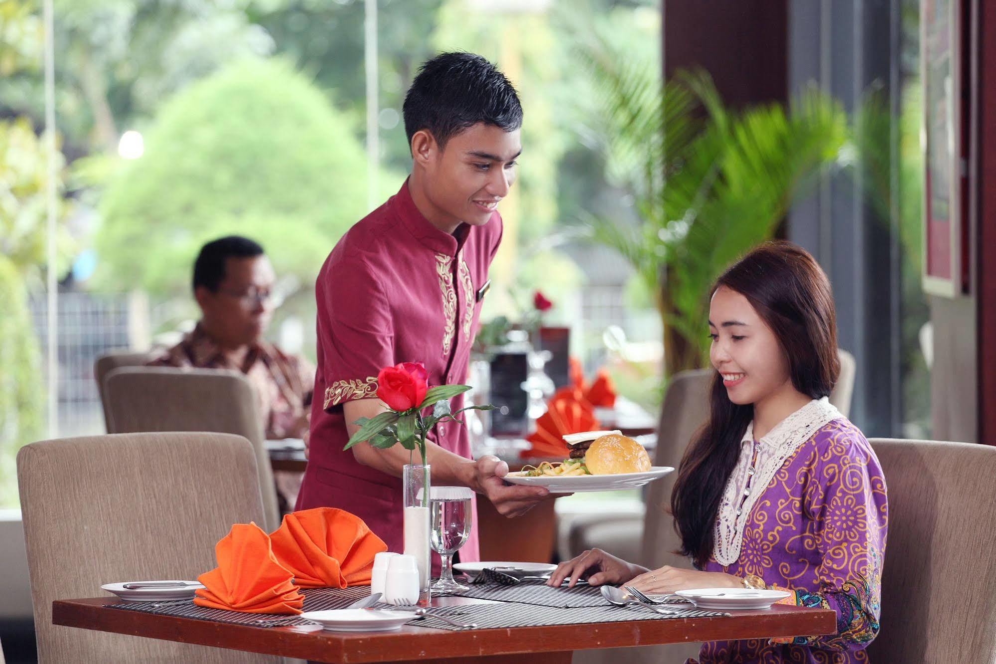 Grand Hatika Hotel Tanjung Pandan Luaran gambar